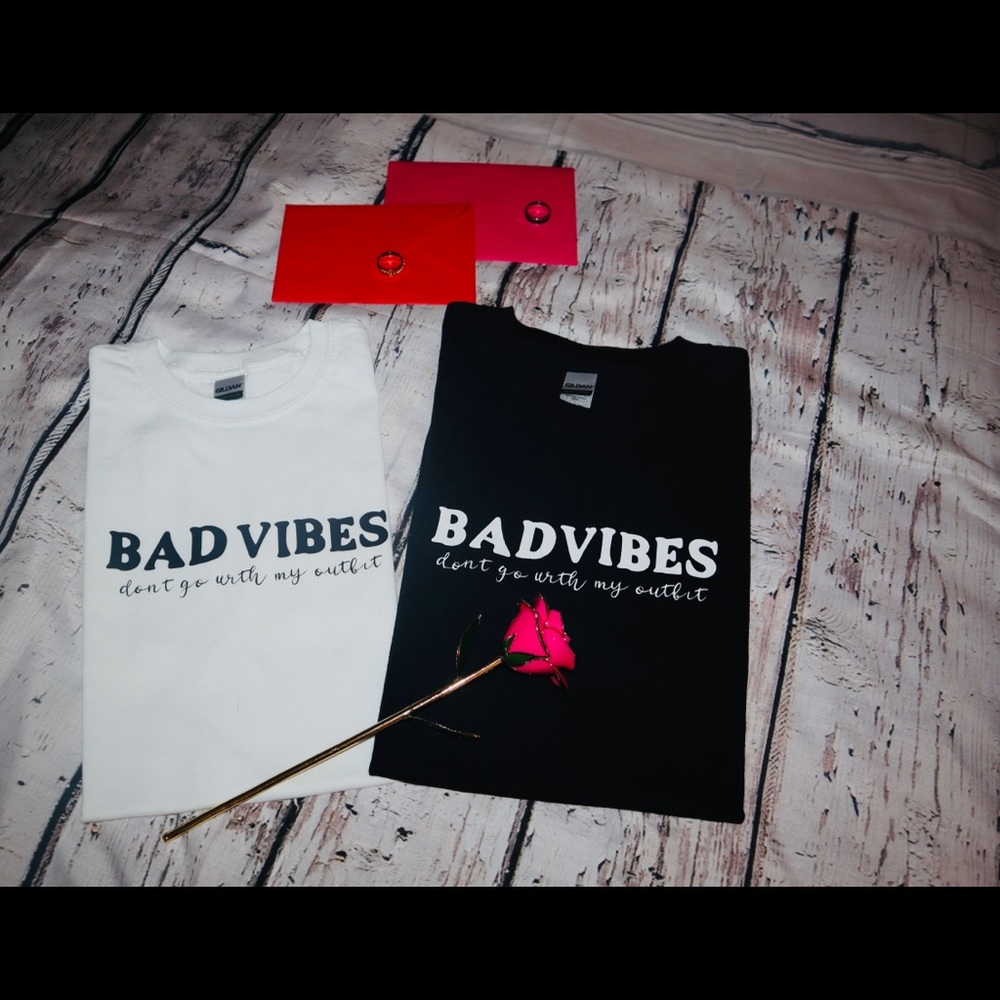 Bad Vibes Don’t go with my outfit • Tshirt • Black&White • Gildan